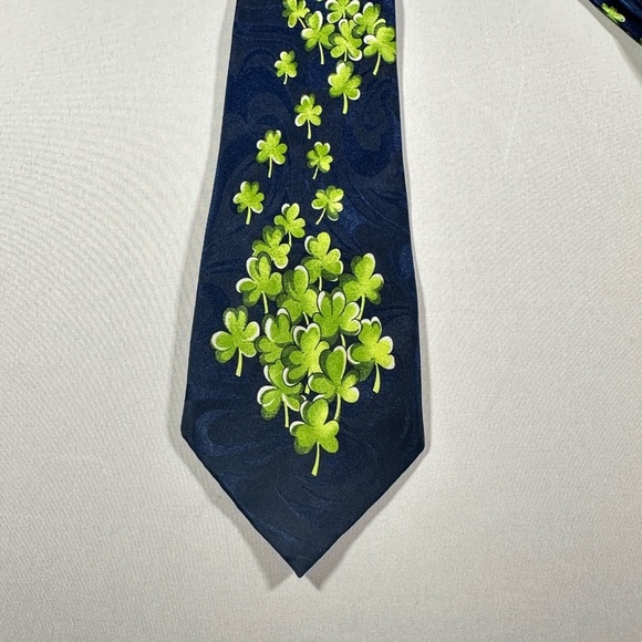 Men’s Museo Silk Necktie Shamrock Pattern​​ - Picture 2 of 4